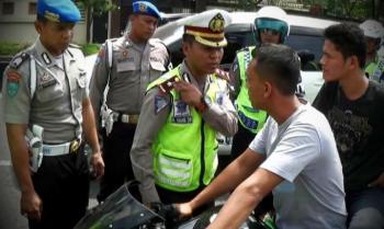 Kapolres Kampar pergoki pengendara tak pakai helm di lokasi rawan macet