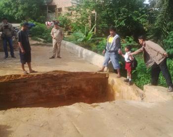 Jembatan di Jalan menuju sekolah di Rohil putus total, 2 korban luka