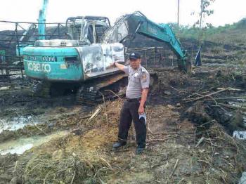 Base Camp dan alat berat Kontraktor PT Arara Abadi Terbakar