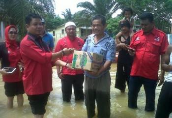 PDI Perjuangan Rokan Hulu Bantu Warga Korban Banjir