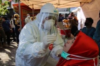 Diskes Riau Gelar Tes Swab Massal di Pasar Bawah Pekanbaru