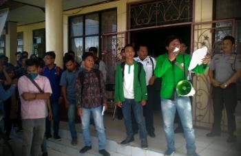 Dinilai tak transparan, mahasiswa desak Rektor UPP Felix Feliatra mundur