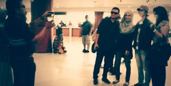 Tiba di Pekanbaru, Slank Diajak Fans Selfi-selfian di Bandara