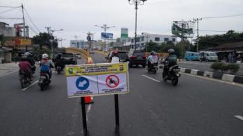 Pengguna motor tabrak aturan, Rambu larangan fly over tak tepat sasaran