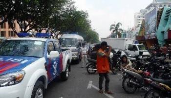 Jukir berlakukan tarif parkir sepeda motor Rp2000 dibelakang MP dan depan Hotel Grand Zuri Pekanbaru