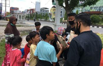 Nasdem Millenial Riau Bagi Bagi Nasi Bungkus