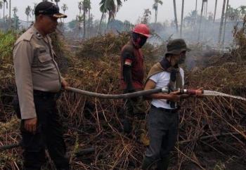 Rois, Anggota DPRD Pekanbaru Dari PKS ini Terjun Padamkan Api