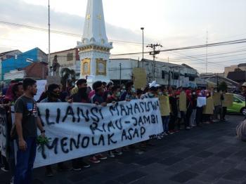 Pelajar Riau-Jambi Demo Asap di Tugu Jogja