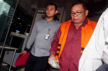 KPK dakwa Mantan Bendahara Partai Demokrat Riau suap Annas Maamun 2,5 milyar