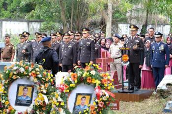Kapolda Riau Pimpin Upacara Pemakaman Bripka (ANM) Hendra Saut Parulian Sibarani