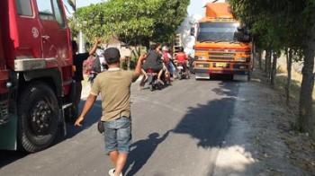 Sita truk kayu ilegal, warga Lipat Kain hadang dan Sandera polisi