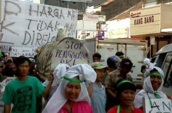 Diancam Akan Aksi Bugil, Pembongkaran Lapak Pasar Pagi Arengka Ditunda