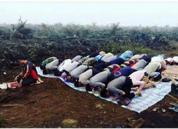 Polisi dan TNI di Pelalawan Sholat di lahan terbakar, Berikut fotonya