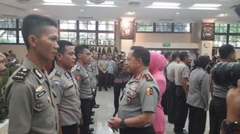Wakili Riau, Brigadir Adi Martono dapat penghargaan dari Kapolri