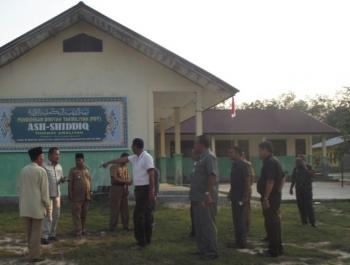 Usai Sholat Ashar, Bupati Rohil Diminta Bangun Gedung TK di Tanah Putih