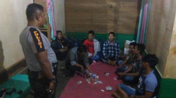 Polisi Pelalawan Ciduk 6 Orang yang Lagi Asyik Main "Qiu Qiu"