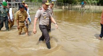 Kapolda Riau Sambangi Warga Terdampak Banjir Kuansing