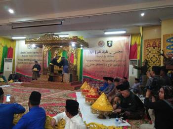 Datang ke Pekanbaru, Zulfikli Hasan disambut LAM Riau dan diberi tepuk tepung tawar