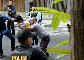 Panjat Pagar Mapolresta Pekanbaru, Pria mencurigakan diamankan