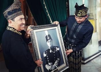 Ziarah ke Siak, Agus Yudhoyono: Waw, ganteng banget Raja Siak!