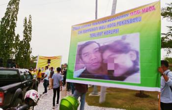 Bentangkan Spanduk Tuntutan Istri Muda, Wali Kota Pekanbaru Firdaus Didemo