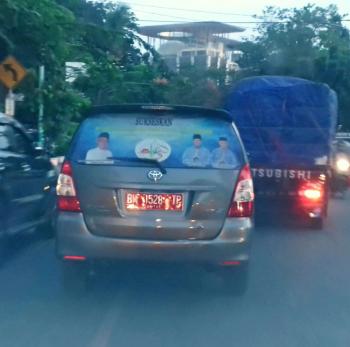 Foto paslon Firdaus-Ayat "Mejeng" keliling pekanbaru pakai mobil dinas plat merah
