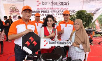 Nuraini dari Selat Panjang raih 1 Milyar saat Undian Sinar Tebar Milyar Bank Riau Kepri di Batam