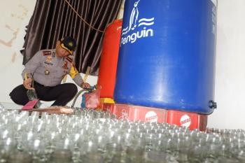 Polresta Pekanbaru Bongkar Industri Miras Oplosan