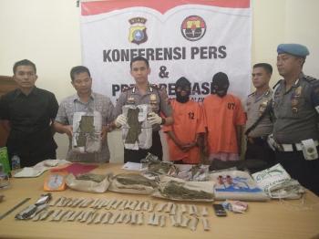 Polisi Pelalawan Bekuk Dua Pengedar Ganja di Rumah Kontrakan