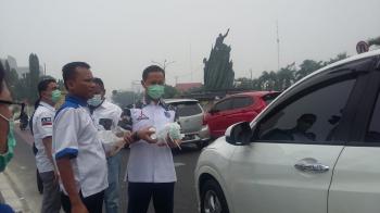 Anggota Dewan & Kader Demokrat Bagikan 50 Ribu Masker Ke Warga Pekanbaru