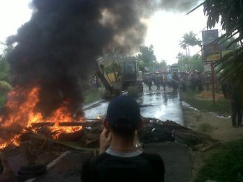 Puluhan Warga Hadang Eksekusi Lahan Jalan Pesantren dengan Tumpukan Kayu dan Ban