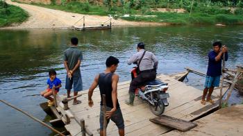 Warga Rohul Kesal, Mau Pakai Rakit Bantuan kok Bayar Rp 20 Ribu!