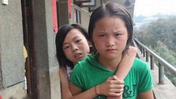 Selama 3 Tahun Gadis Ini Gendong Temannya yang Sakit ke Sekolah