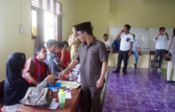 Galeri Foto Ketua DPRD Kampar Ahmad Fikri Monitor Pilkades Serentak