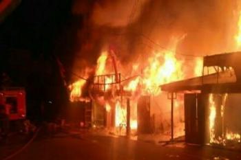 4 rumah & 1 pabrik Roti di Inhil dilalap api