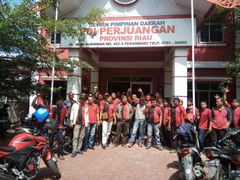 Puluhan Kader Duduki Kantor DPD PDI-P Riau