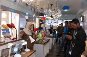 Philips home lighting store Pekanbaru hadirkan 300 varian product. Begini pangsa pasarnya