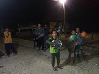 Seru! Remaja Koteng Bangunkan Sahur dengan Memukul-mukul Kaleng Bekas