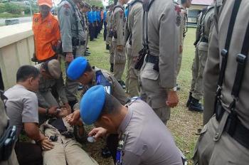 Anggota Satpol PP Pelalawan jatuh pingsan saat Upacara HUT