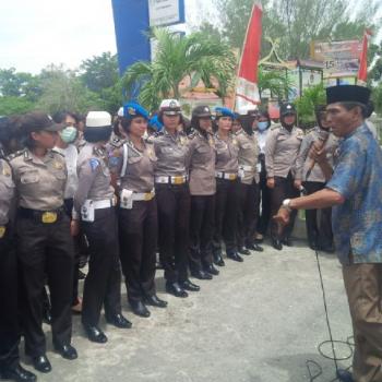 Unjuk rasa pendukung BISA di KPU Pekanbaru di kawal polwan-polwan cantik