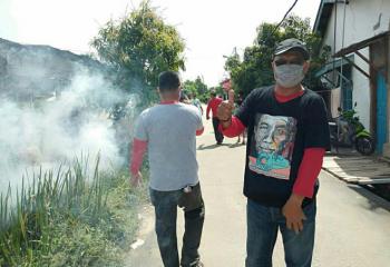 Relawan Jokowi di Pekanbaru gencarkan fogging ke rumah warga