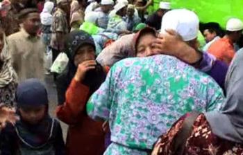 Pulang, Jemaah Haji Pekanbaru Dipeluk dan Dicium Keluarga