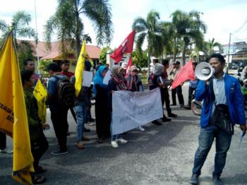 Minta HM Harris diadili, Mahasiswa teriaki Sidang Korupsi BTT Pelalawan
