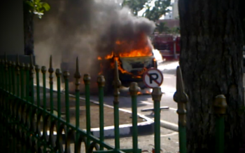 Parkir depan kantor Polisi, Mobil Kijang LGX mendadak terbakar