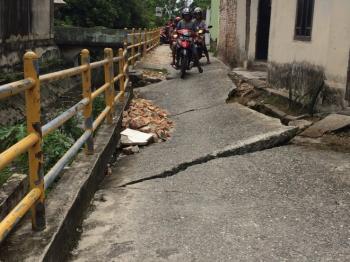 Jalan di Pekanbaru ini ambruk, warga teriak: jangan nunggu orang mati dulu