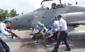 TNI AU Paksa Turun Penerbangan Ilegal Lasa X di Lanud Roesmin