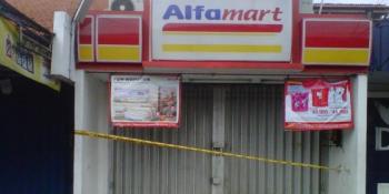 Satpol PP Pelalawan Tutup Alfamart di Lintas Timur