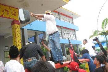 Sering padam, kantor PLN ujung batu dilempari batu