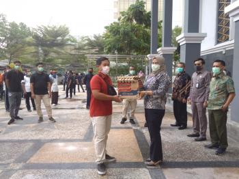 Wabah Covid-19, Sekretariat DPRD Pekanbaru Bagikan 137 Paket Sembako