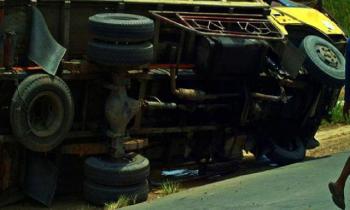 Truk Terbalik, Satu Karyawan PT MUP Patah Tulang, yang Lain Dilarikan ke RS